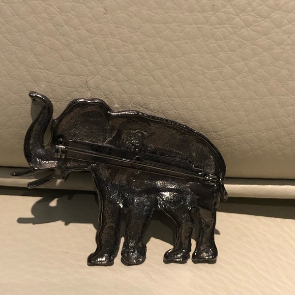 Rustic Elephant Brooch - Picture 2 of 2